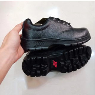 Giày bảo hộ lao động thương hiệu XP đế đỏ, có mũi sắt và đế chống đinh