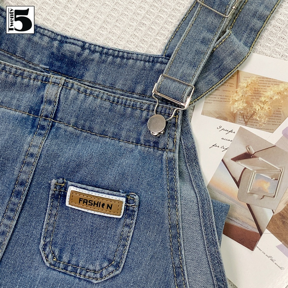 Yếm váy jeans nữ Twentyfive dáng midi túi ốp chéo lớn dây vai điều chỉnh năng động 4733