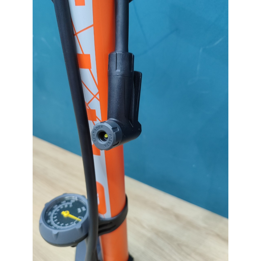 Bơm xe đạp, xe máy GIYO GF-43PE áp suất 160PSI/11KG, đồng hồ cao, van thông minh