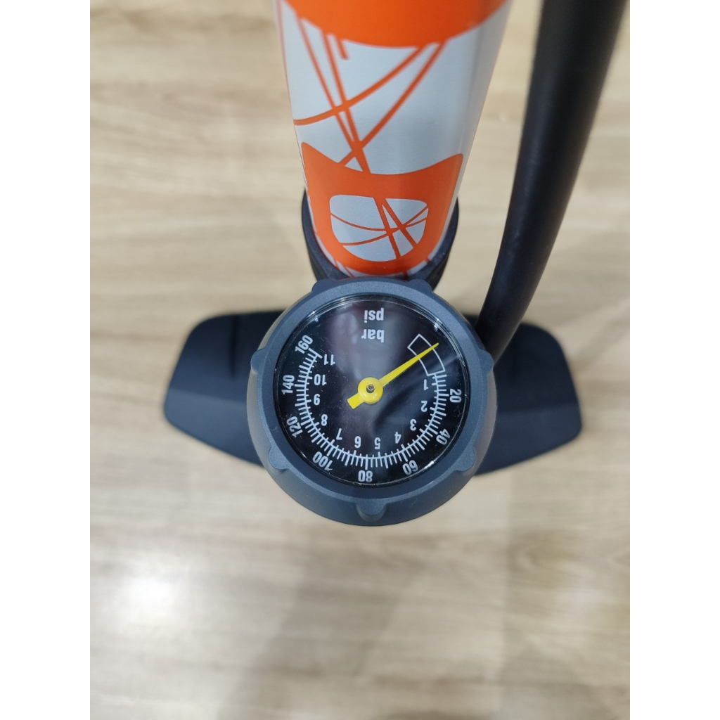 Bơm xe đạp, xe máy GIYO GF-43PE áp suất 160PSI/11KG, đồng hồ cao, van thông minh