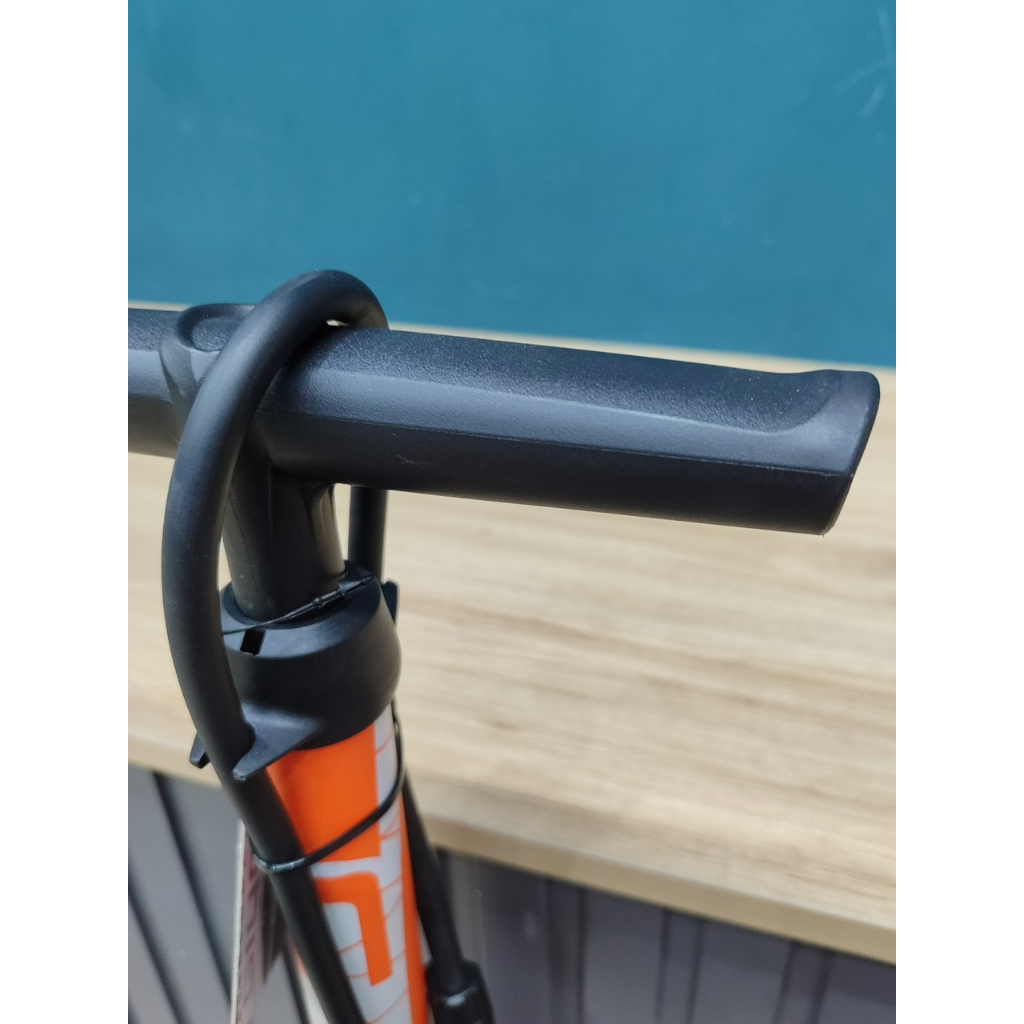 Bơm xe đạp, xe máy GIYO GF-43PE áp suất 160PSI/11KG, đồng hồ cao, van thông minh