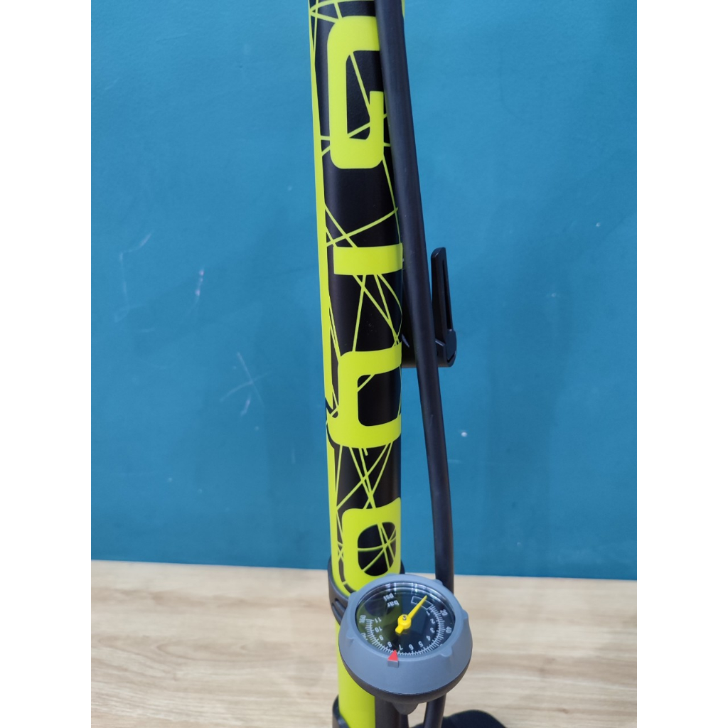 Bơm xe đạp, xe máy GIYO GF-43PE áp suất 160PSI/11KG, đồng hồ cao, van thông minh