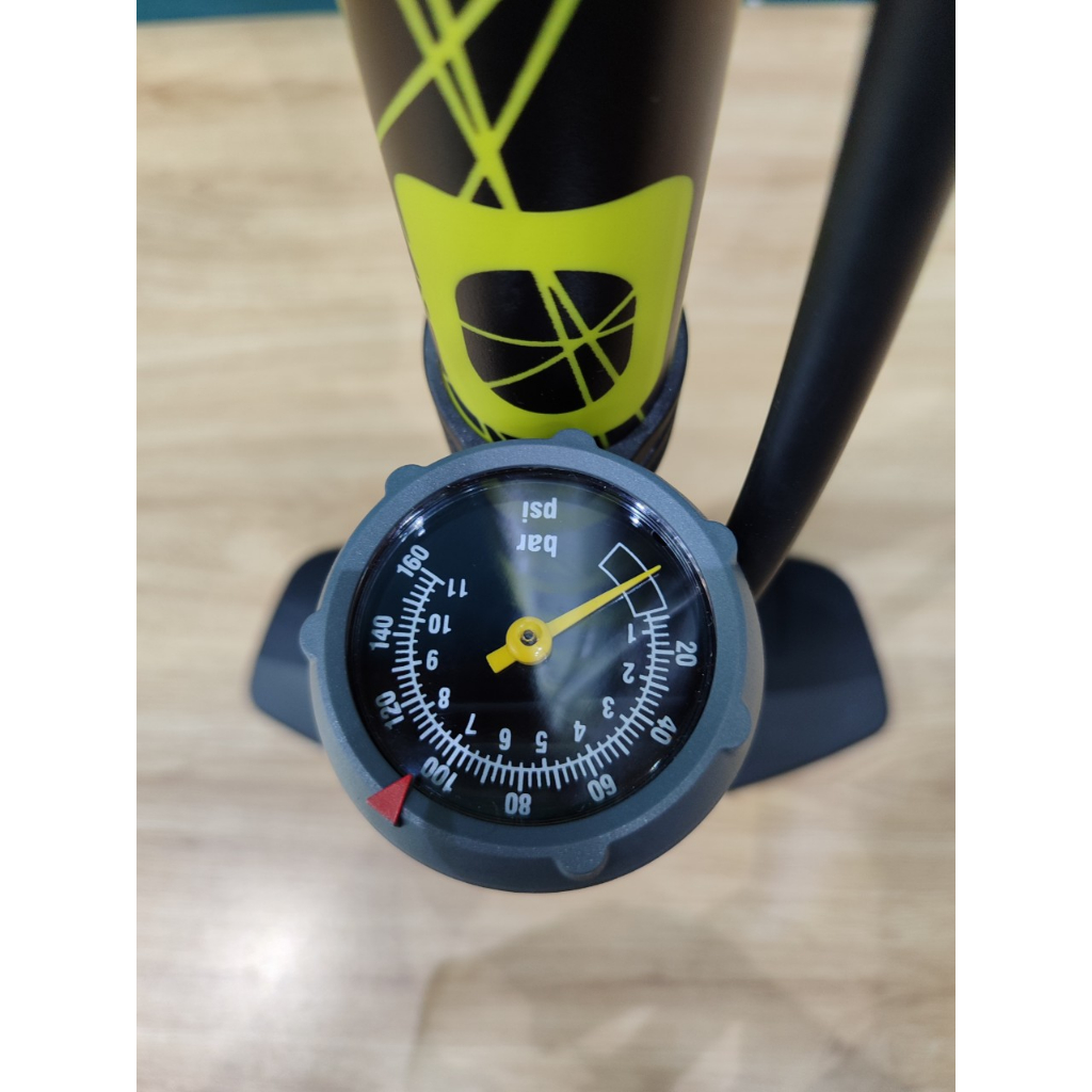 Bơm xe đạp, xe máy GIYO GF-43PE áp suất 160PSI/11KG, đồng hồ cao, van thông minh