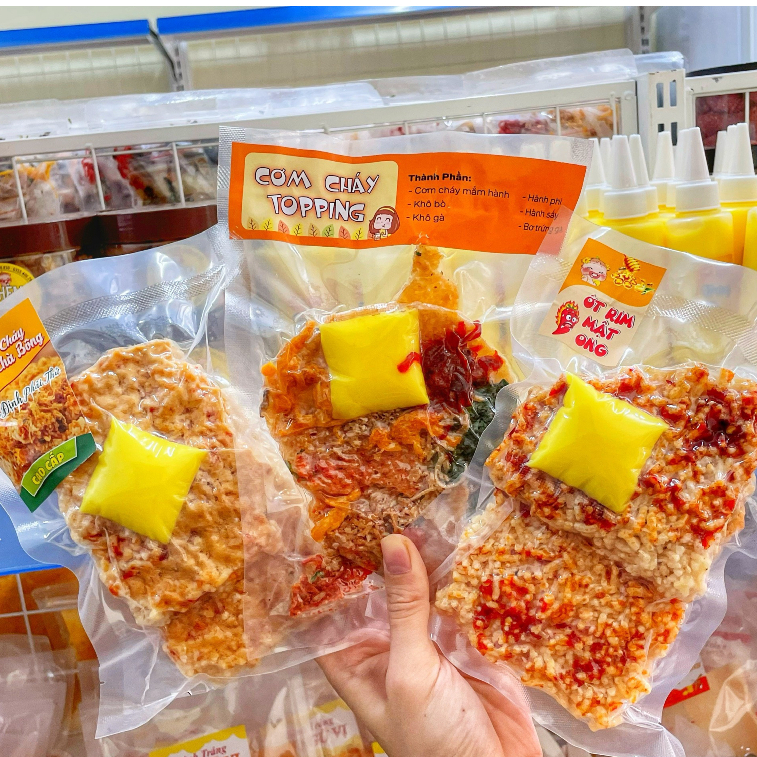 Cơm cháy topping khô gà, khô bò, hành phi thơm ngon giòn rụm