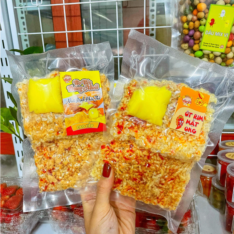 Cơm cháy topping khô gà, khô bò, hành phi thơm ngon giòn rụm