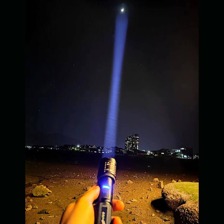 Đèn pin Corisu A76 siêu sáng chiếu xa 300m có Zoom xa gần, chống nước IPX4, pin trâu 7 chế độ sáng.