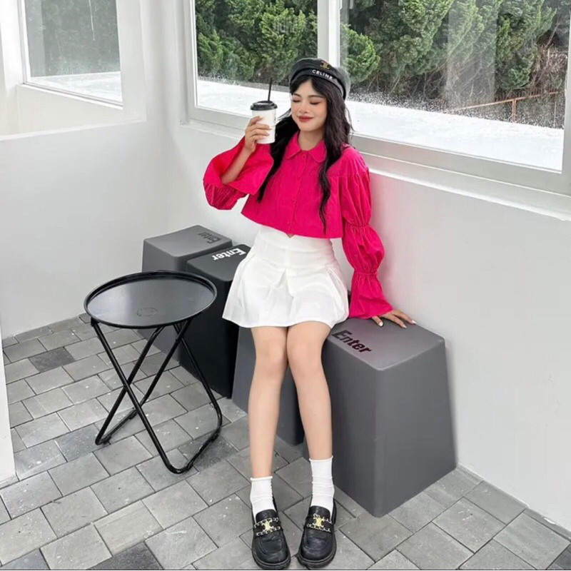 JENNYCLOSET | Áo sơ mi crotop cúc bọc tay bồng bánh bèo tiểu thư , Áo sơ mi cổ sen dáng ngắn