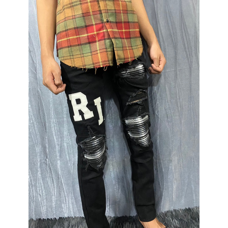 Quần đen thêu chữ Amiri da trắng vá kẻ đen trắng ảnh thật.