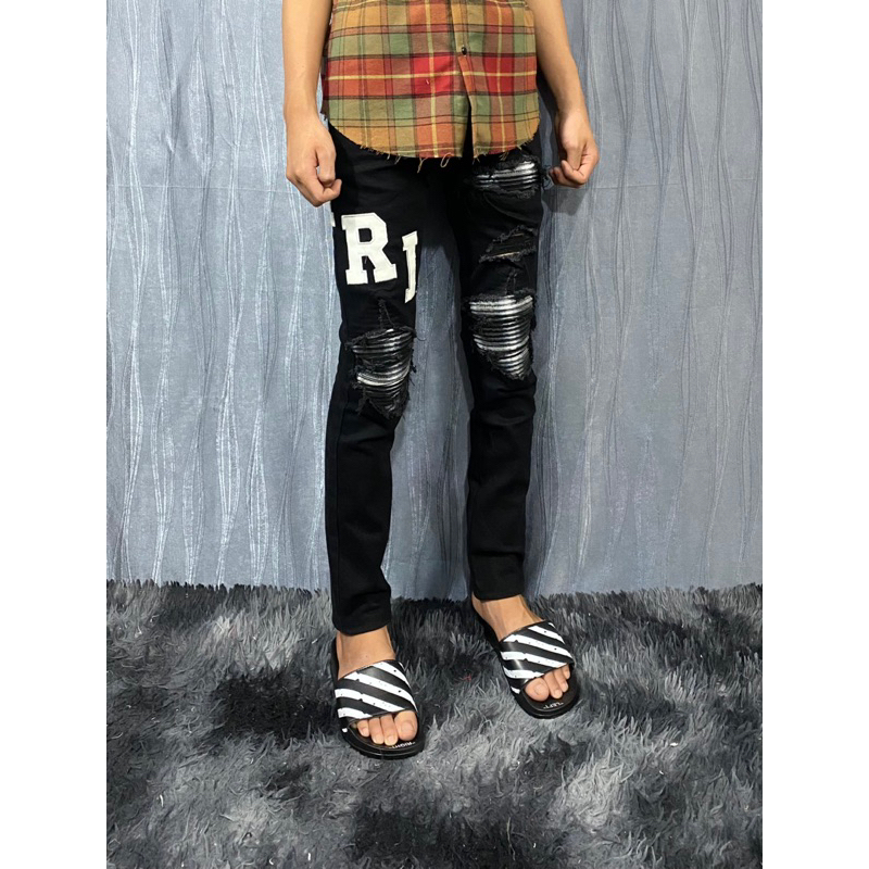 Quần đen thêu chữ Amiri da trắng vá kẻ đen trắng ảnh thật.