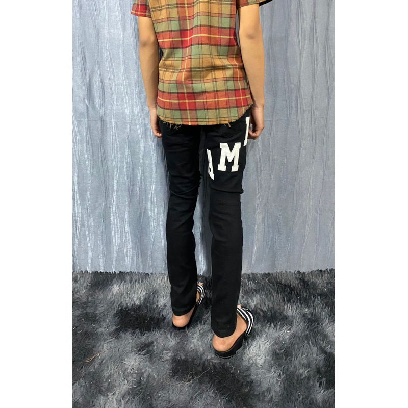 Quần đen thêu chữ Amiri da trắng vá kẻ đen trắng ảnh thật.