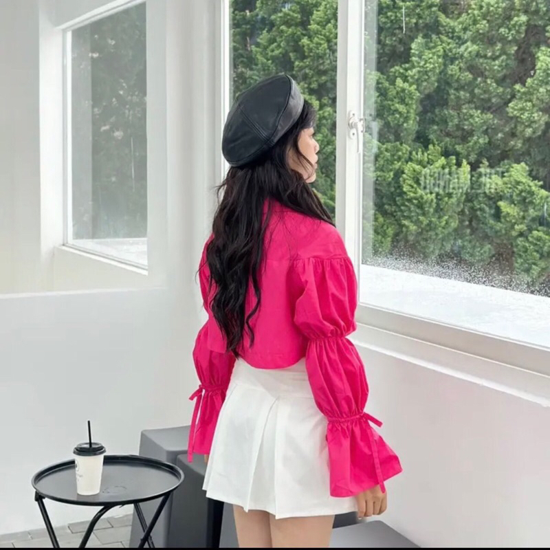 JENNYCLOSET | Áo sơ mi crotop cúc bọc tay bồng bánh bèo tiểu thư , Áo sơ mi cổ sen dáng ngắn