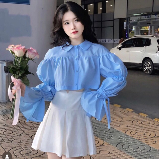 JENNYCLOSET | Áo sơ mi crotop cúc bọc tay bồng bánh bèo tiểu thư , Áo sơ mi cổ sen dáng ngắn