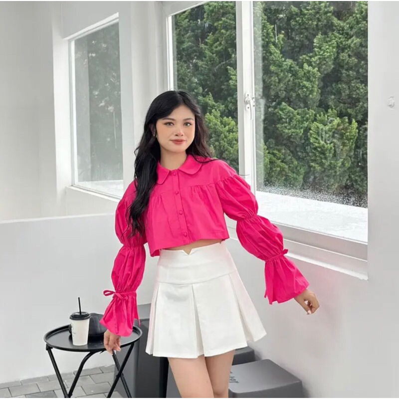 JENNYCLOSET | Áo sơ mi crotop cúc bọc tay bồng bánh bèo tiểu thư , Áo sơ mi cổ sen dáng ngắn