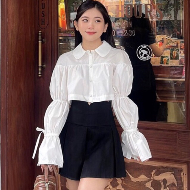 JENNYCLOSET | Áo sơ mi crotop cúc bọc tay bồng bánh bèo tiểu thư , Áo sơ mi cổ sen dáng ngắn
