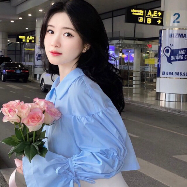 JENNYCLOSET | Áo sơ mi crotop cúc bọc tay bồng bánh bèo tiểu thư , Áo sơ mi cổ sen dáng ngắn