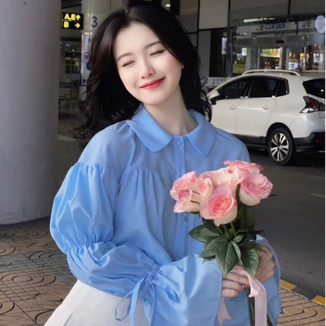 JENNYCLOSET | Áo sơ mi crotop cúc bọc tay bồng bánh bèo tiểu thư , Áo sơ mi cổ sen dáng ngắn