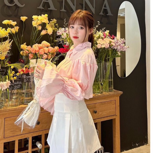 JENNYCLOSET | Áo sơ mi crotop cúc bọc tay bồng bánh bèo tiểu thư , Áo sơ mi cổ sen dáng ngắn