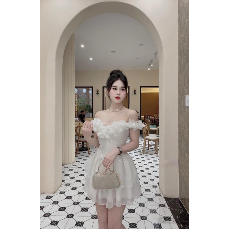 Đầm tiểu thư tơ óng, váy trễ vai đính hoa xếp tầng dáng ngắn có lót trong dày dặn