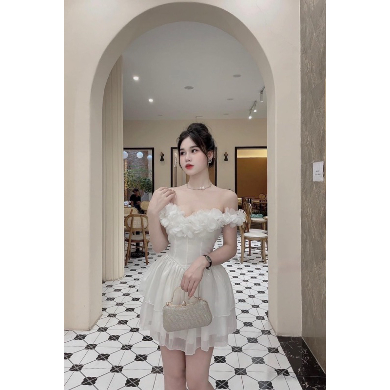 Đầm tiểu thư tơ óng, váy trễ vai đính hoa xếp tầng dáng ngắn có lót trong dày dặn