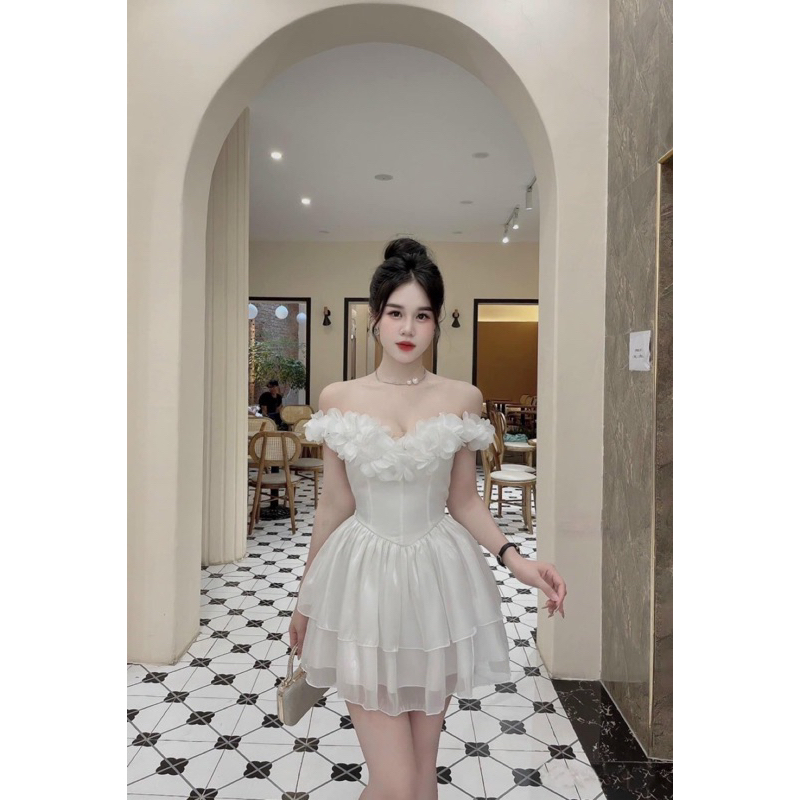 Đầm tiểu thư tơ óng, váy trễ vai đính hoa xếp tầng dáng ngắn có lót trong dày dặn