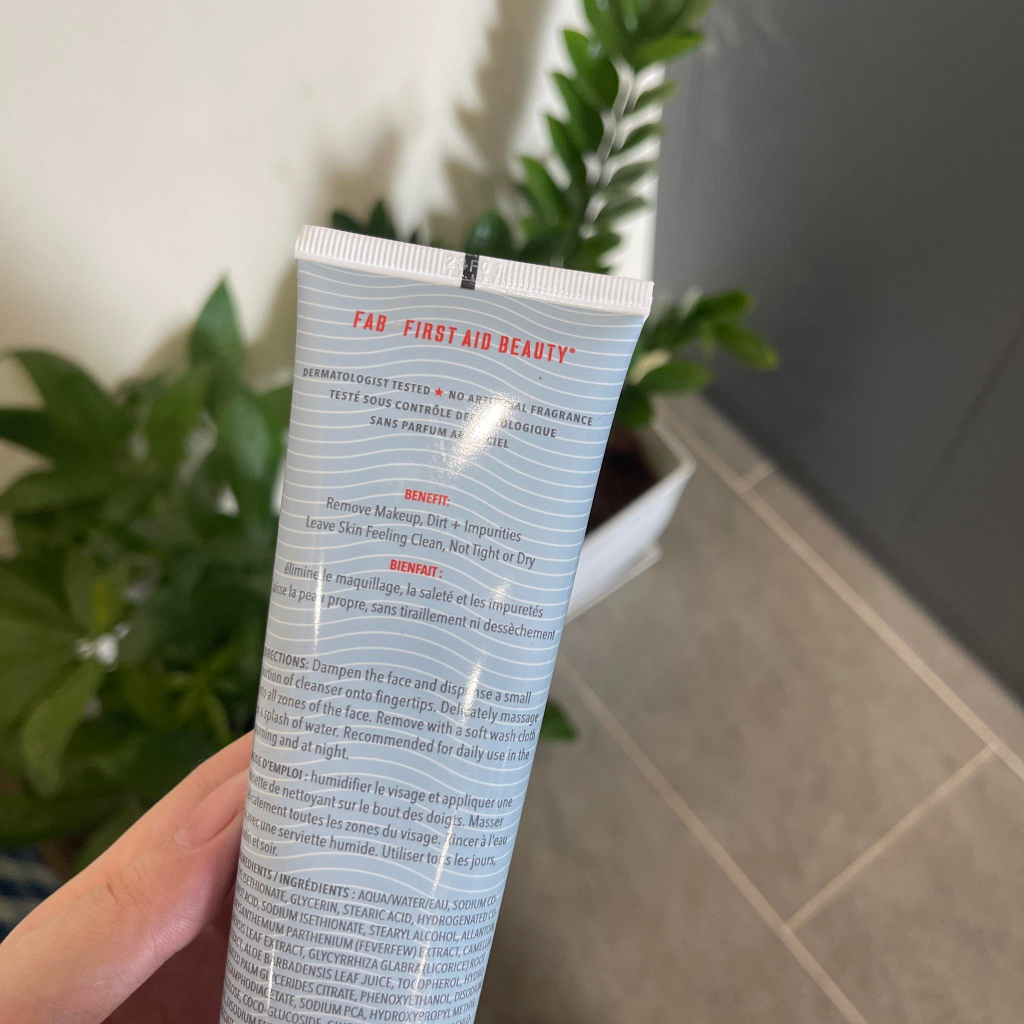 Sữa rửa mặt First Aid Beauty 142g