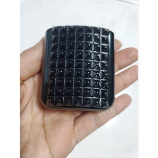 Miếng đạp thắng cao su gắn cho xe máy.