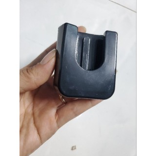 Miếng đạp thắng cao su gắn cho xe máy.