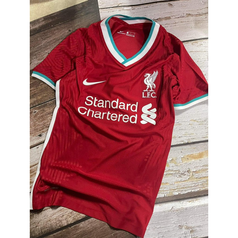 Áo đá banh player Liverpool 2020 màu đỏ bản cận hãng logo cao su non