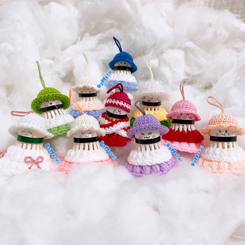 Móc khoá cầu lông móc len handmade em bé đội nón trang trí cây thông, decor cửa hàng, nội thất