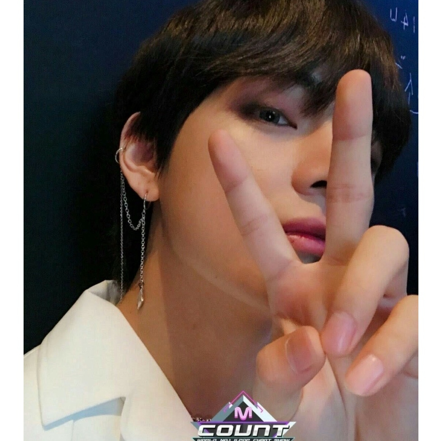 Khuyên tai V BTS dây xích dài