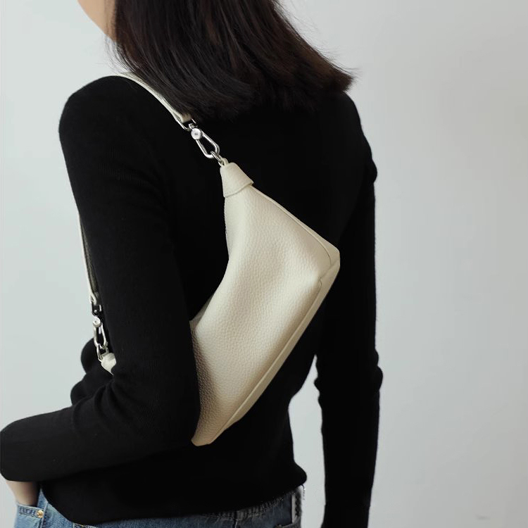 Túi da bò sần đeo vai - RILLY