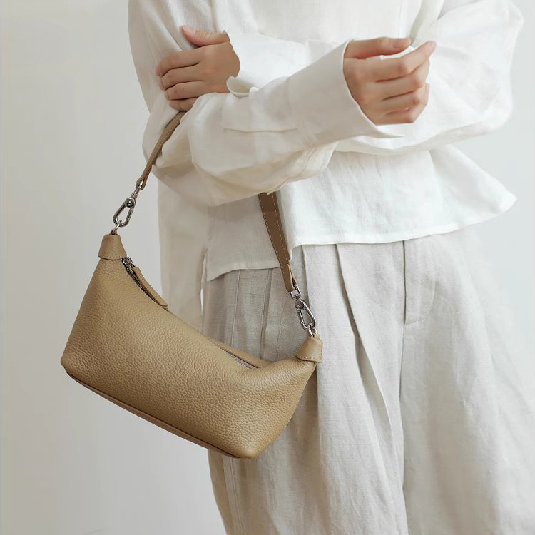 Túi da bò sần đeo vai - RILLY