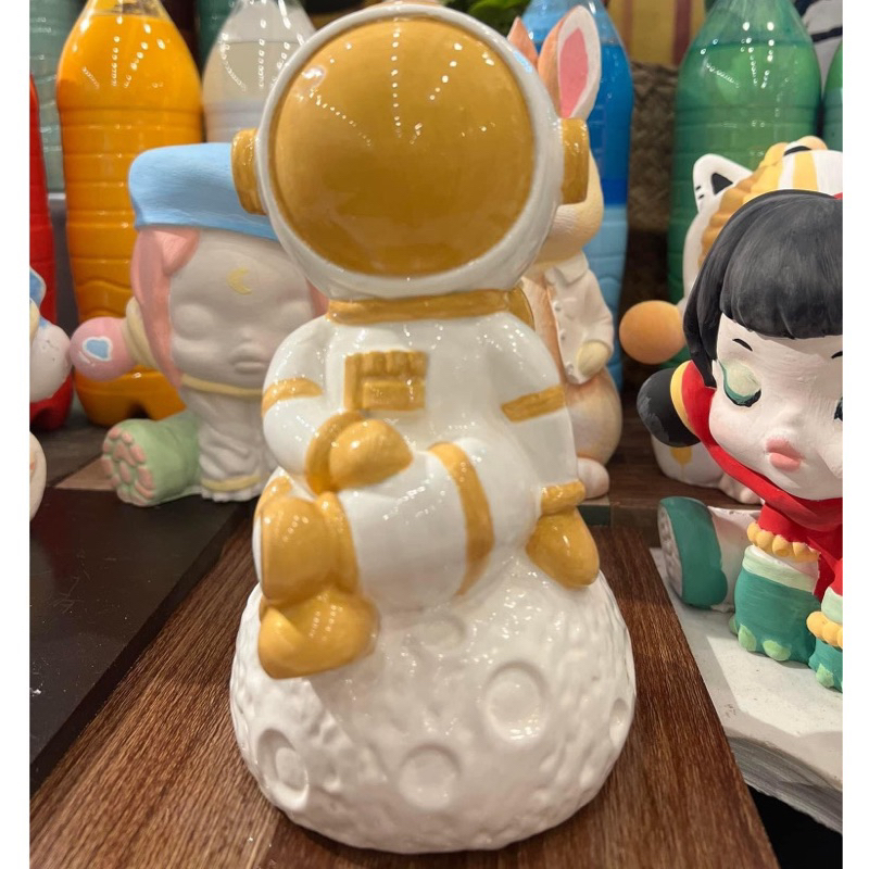 Tượng tô màu thạch cao hình phi hành gia