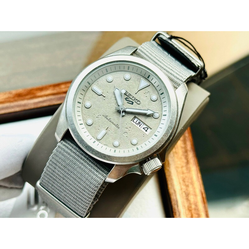 Đồng hồ nam dây vải Seiko 5 Sport Automatic SRPG63K1