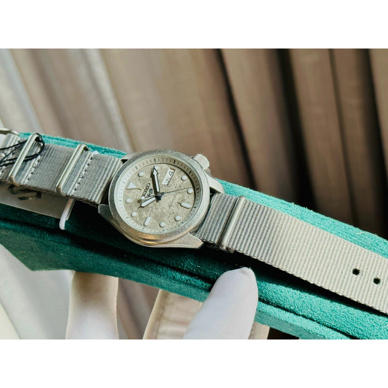 Đồng hồ nam dây vải Seiko 5 Sport Automatic SRPG63K1