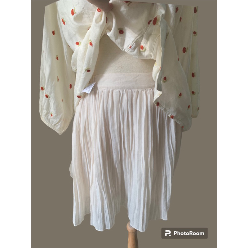 Chân váy xoè trắng