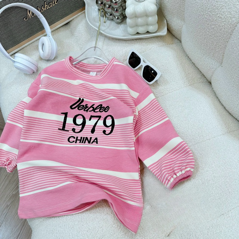 Váy bé gái, váy kẻ dáng suông chất vải nền mại thêu chữ 1979 cho bé 10-30kg