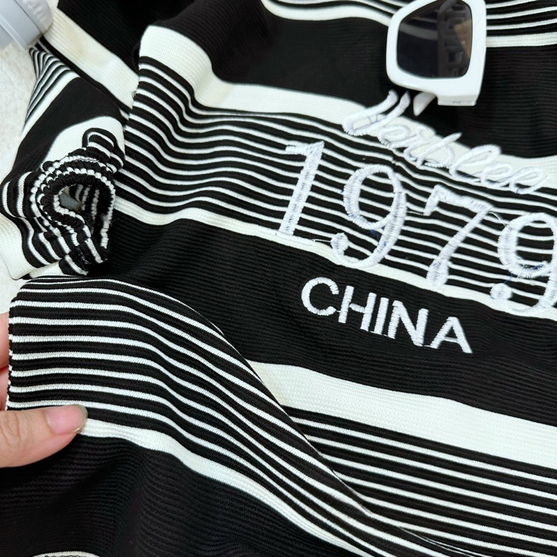 Váy bé gái, váy kẻ dáng suông chất vải nền mại thêu chữ 1979 cho bé 10-30kg