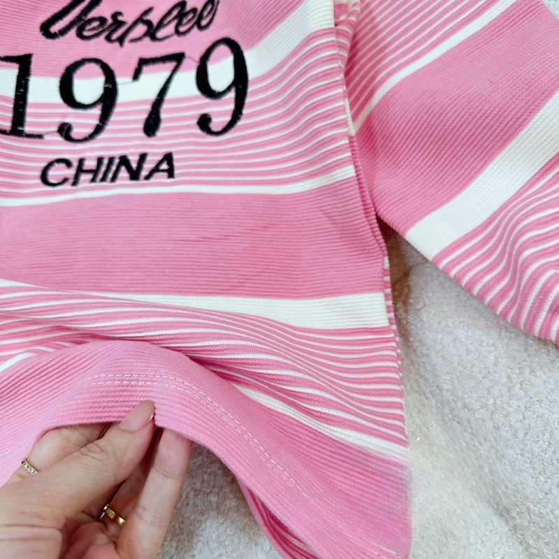 Váy bé gái, váy kẻ dáng suông chất vải nền mại thêu chữ 1979 cho bé 10-30kg