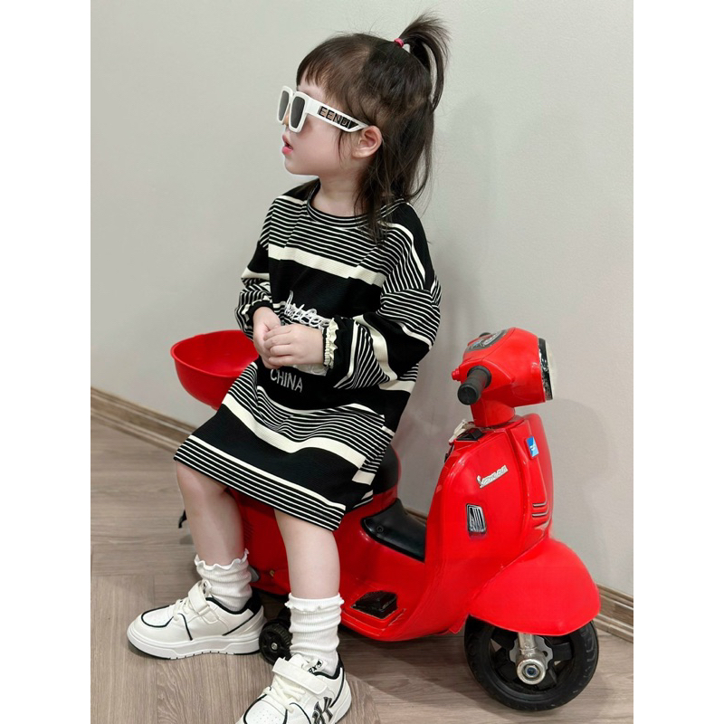 Váy bé gái, váy kẻ dáng suông chất vải nền mại thêu chữ 1979 cho bé 10-30kg