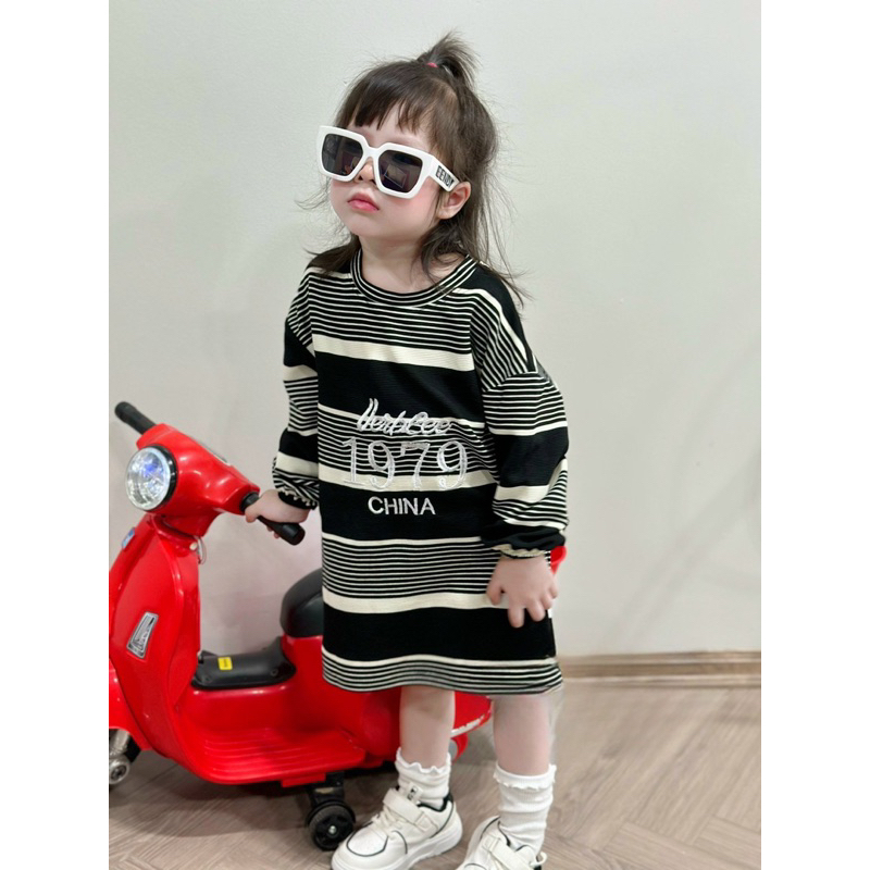 Váy bé gái, váy kẻ dáng suông chất vải nền mại thêu chữ 1979 cho bé 10-30kg