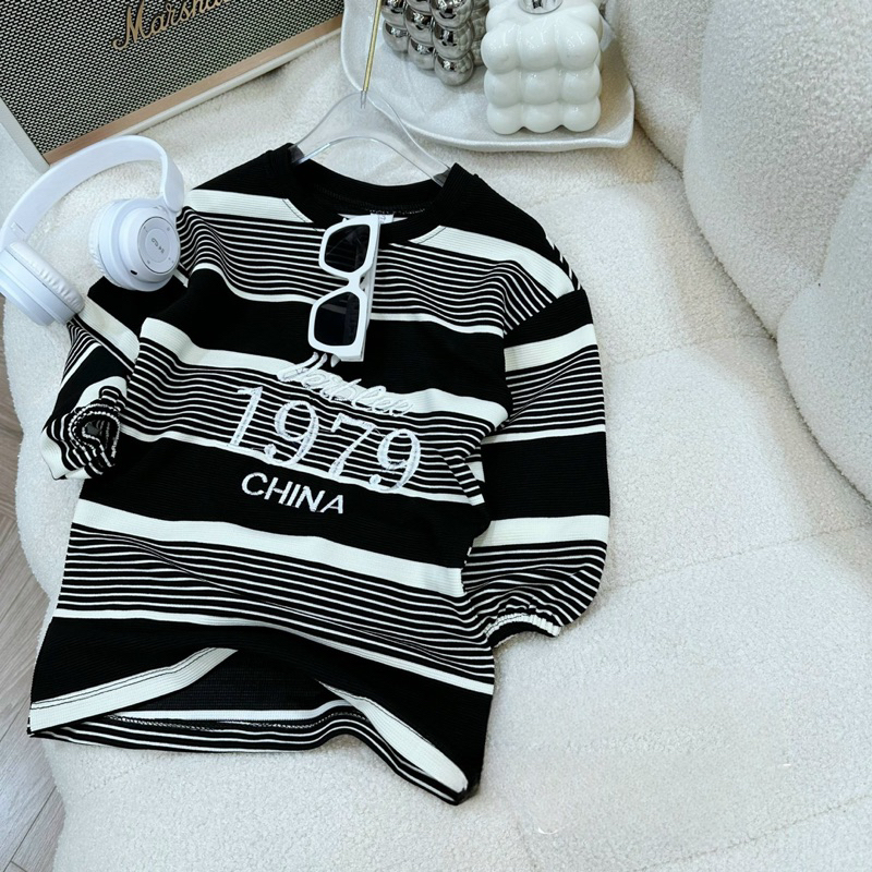 Váy bé gái, váy kẻ dáng suông chất vải nền mại thêu chữ 1979 cho bé 10-30kg