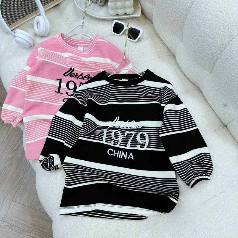 Váy bé gái, váy kẻ dáng suông chất vải nền mại thêu chữ 1979 cho bé 10-30kg