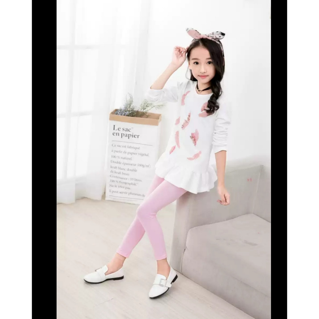 Quần legging bé gái , chất cotton co giãn, dai, mịn, mỏng vừa phải, đường may chắc chắn, không nhão, không xù.