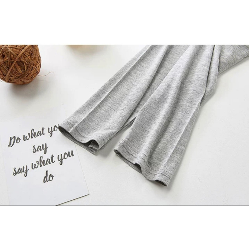 Quần legging bé gái , chất cotton co giãn, dai, mịn, mỏng vừa phải, đường may chắc chắn, không nhão, không xù.