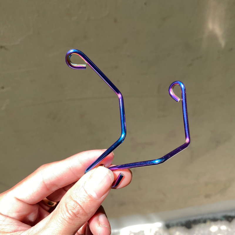 Pát bình dầu inox màu titan gắn xe máy