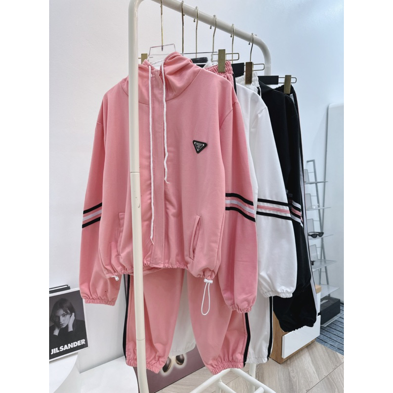 New Bộ thể thao Prada  Chất da cá tàu dày đẹp  Form bộ khoẻ khoắn, mũ có tag vải cá tính  Nẹp khoá 2 lớp