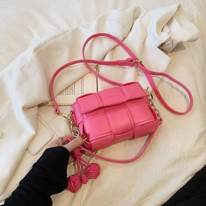 Túi da đan kèm charm