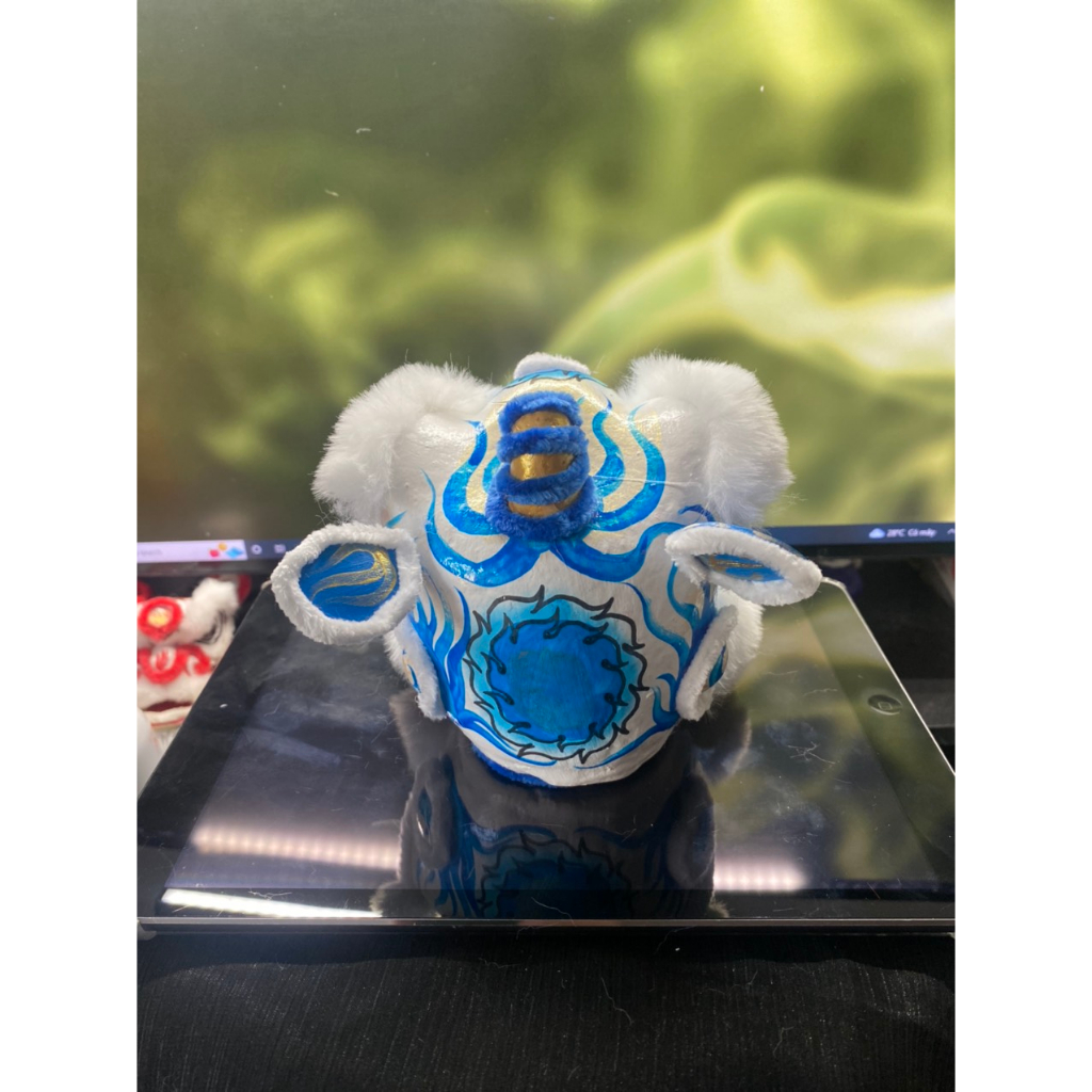 Đầu lân, loại đẹp, màu xanh, vẽ tay, size 12cm, làm quà tặng.