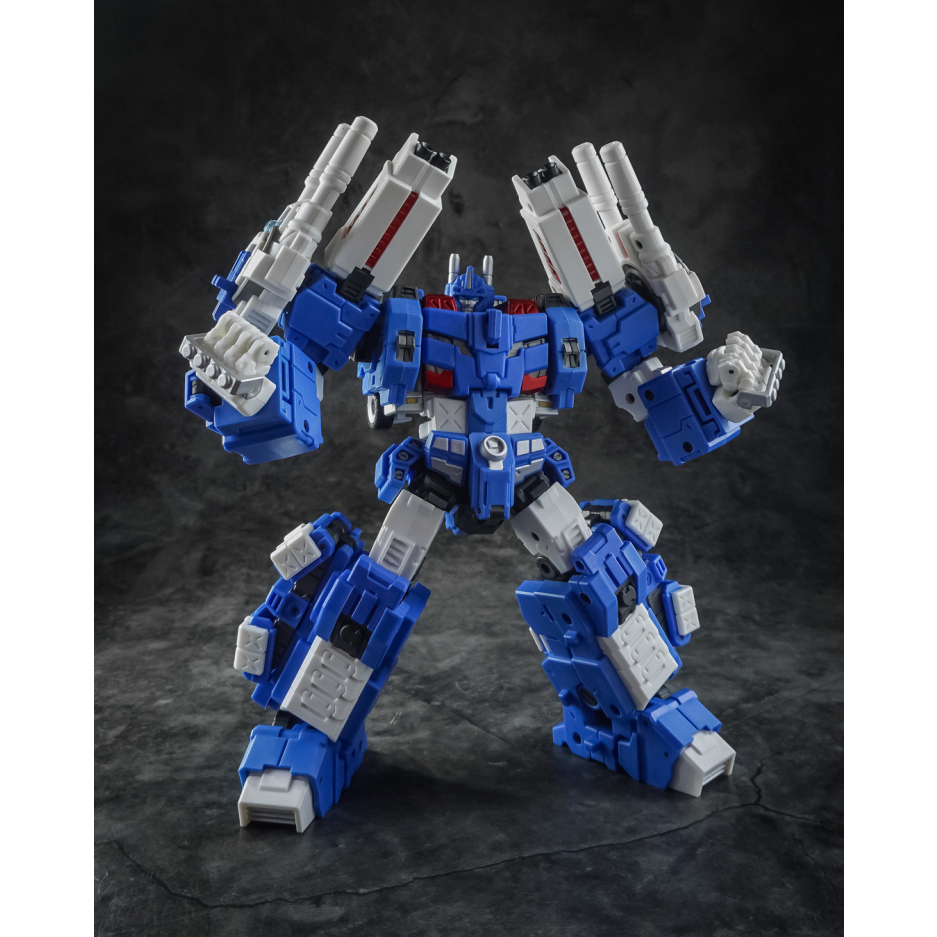 Người máy biến hình Ultra Magnus của hãng IF